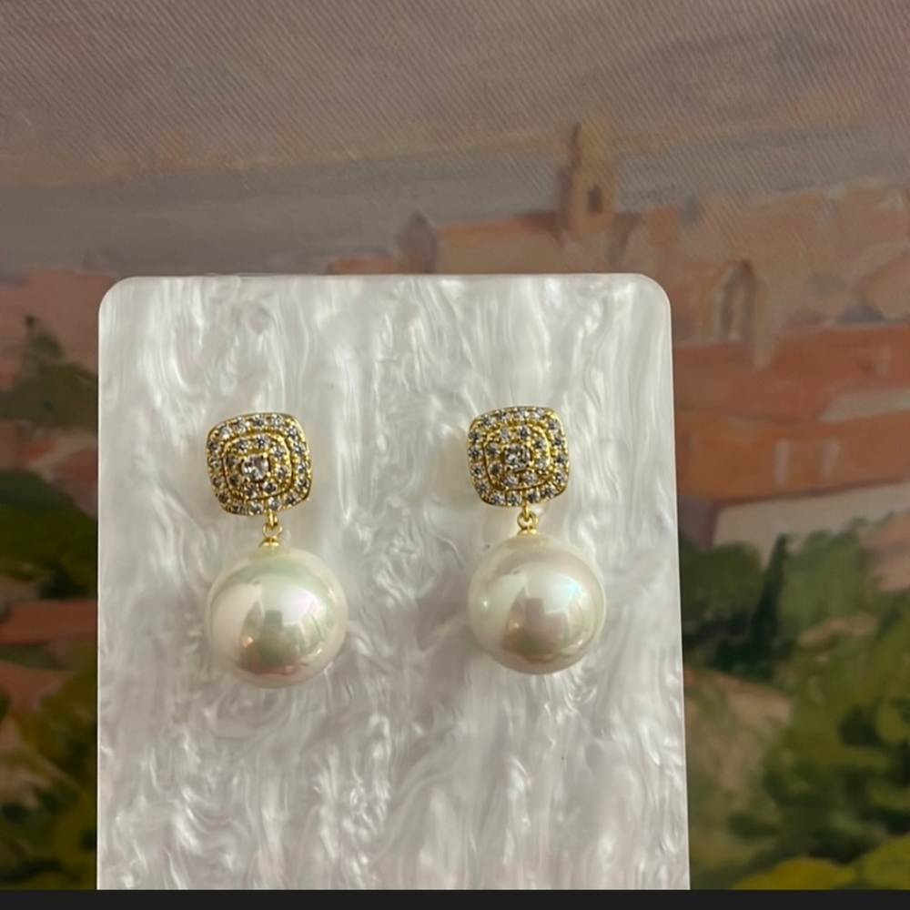Pearl drop earrings